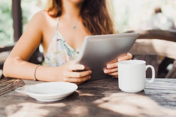 Frau im Café trinkt Kaffee — Stockfoto