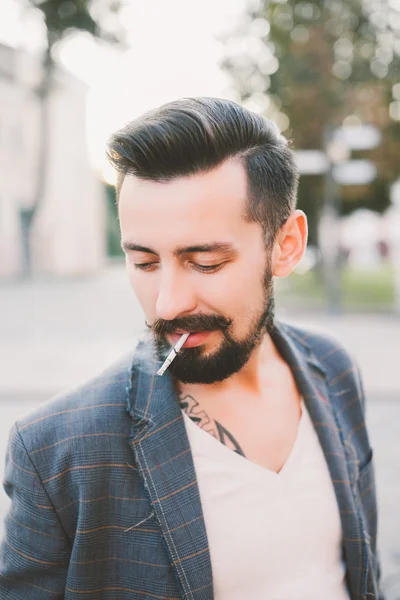 Tipo com barba a fumar um cigarro — Fotografia de Stock