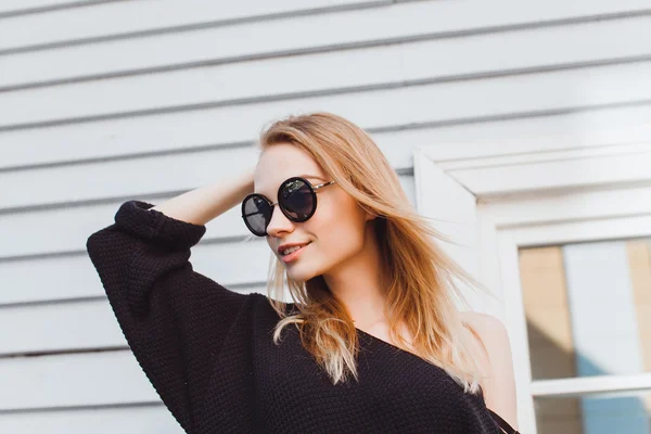 Young girl  posing on the street — Stock Photo, Image