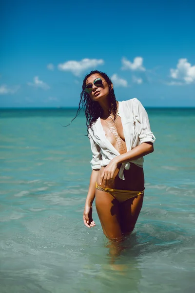 Vrouw die zich voordeed in het strand — Stockfoto