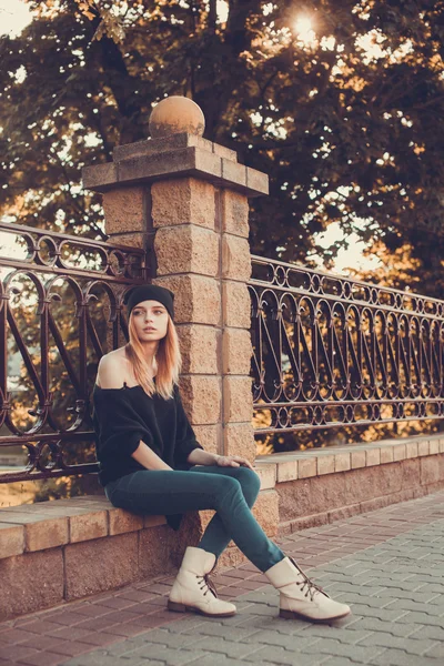 Young girl posing on the street — Stock Photo, Image