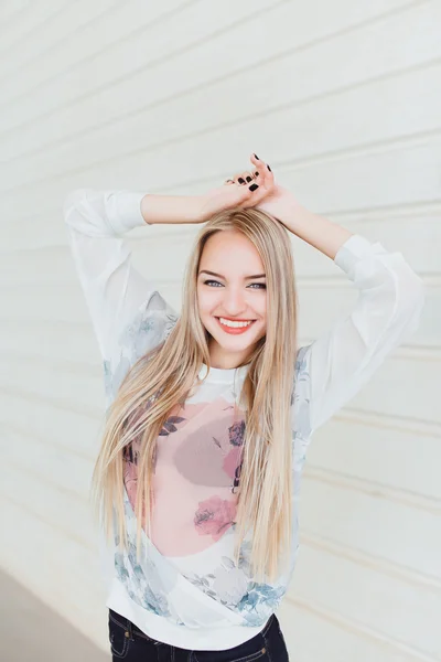 Chica posando en la ciudad —  Fotos de Stock