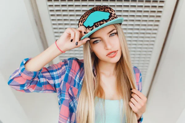 Joven hipster hermosa mujer — Foto de Stock