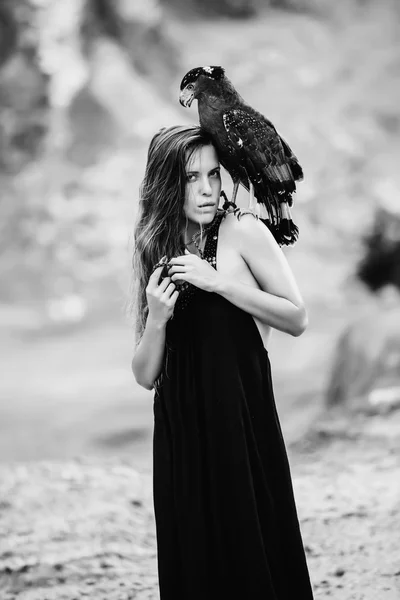 Kobieta z wielkim orłem — Zdjęcie stockowe