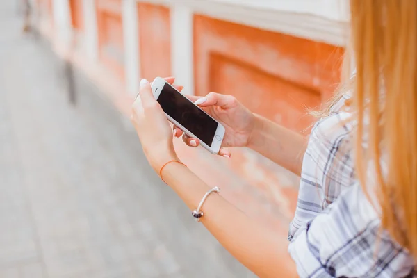 Mulher usando um smartphone — Fotografia de Stock