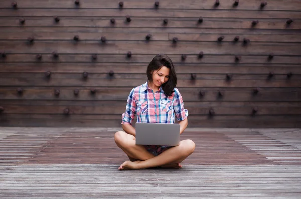 Gadis muda yang bekerja dengan laptop — Stok Foto