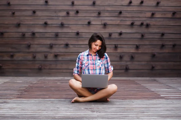 Jeune fille travaillant avec ordinateur portable — Photo