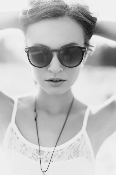 Ung flicka poserar på stranden — Stockfoto