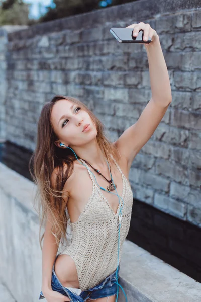 Beautiful young woman posing — Stock Photo, Image
