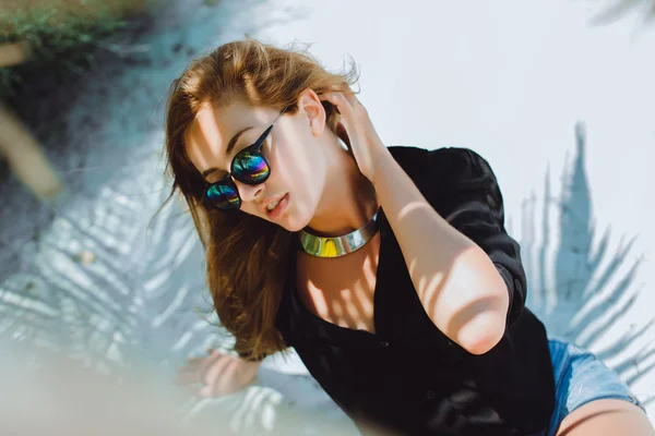 Young girl on the beach — Stock Photo, Image