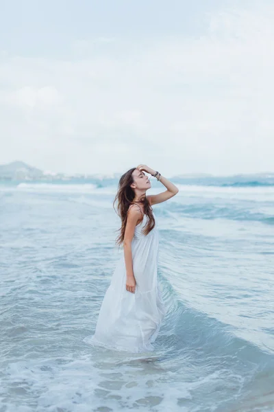 Kadın esmer tropik adada — Stok fotoğraf