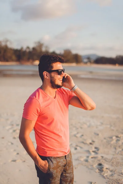 Adam plaj ve telefon — Stok fotoğraf