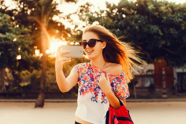 Mujer sosteniendo un teléfono —  Fotos de Stock