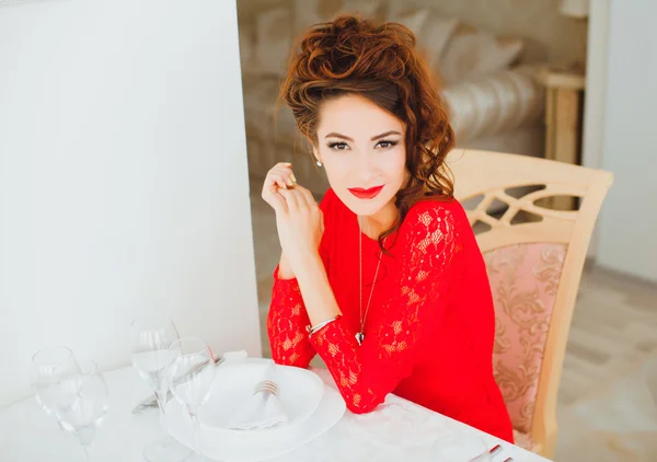 Hermosa mujer en vestido rojo —  Fotos de Stock