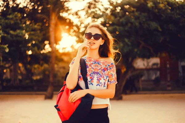 Menina hipster elegante feliz — Fotografia de Stock