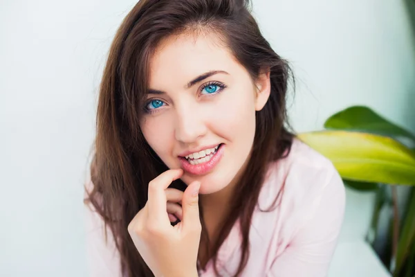 Bella ragazza con gli occhi azzurri — Foto Stock