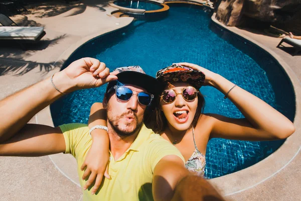 Casal em bonés fazendo o selfi — Fotografia de Stock