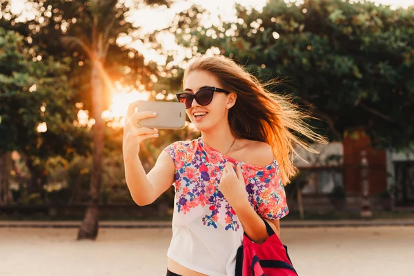 Donna con un telefono in mano — Foto Stock