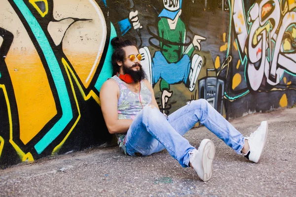 Guy with  listening  music with headphones — Stockfoto