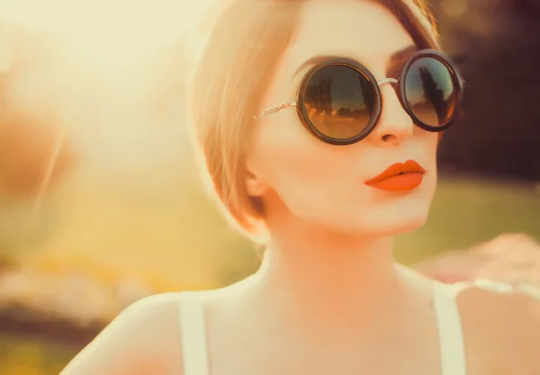 Beautiful brunette girl in sunglasses — Stock Photo, Image