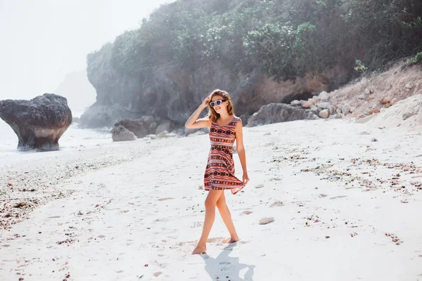 Chica joven en la playa —  Fotos de Stock