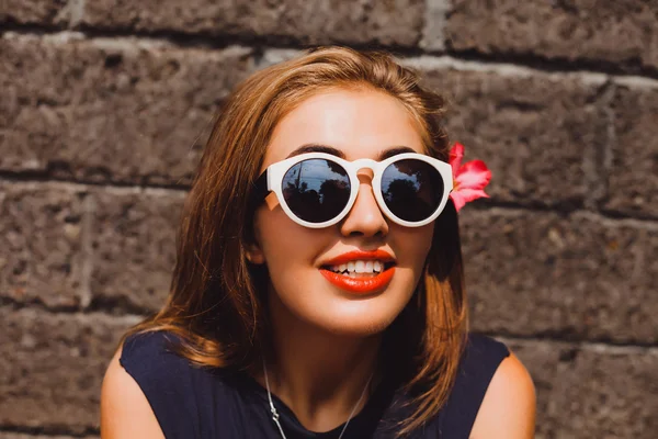 A szép lány a napszemüveg — Stock Fotó