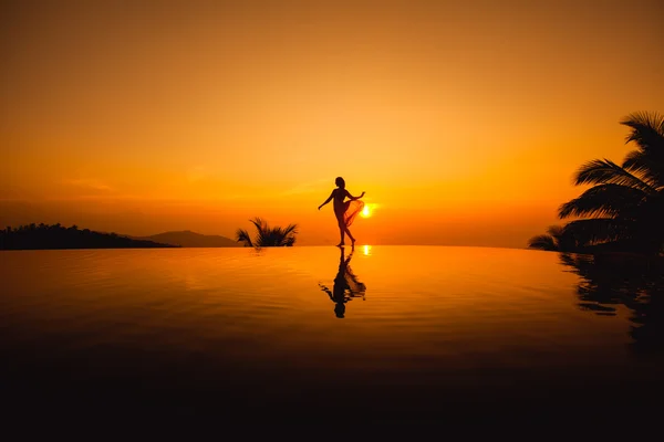 Κορίτσι Ποζάροντας στο ηλιοβασίλεμα — Φωτογραφία Αρχείου