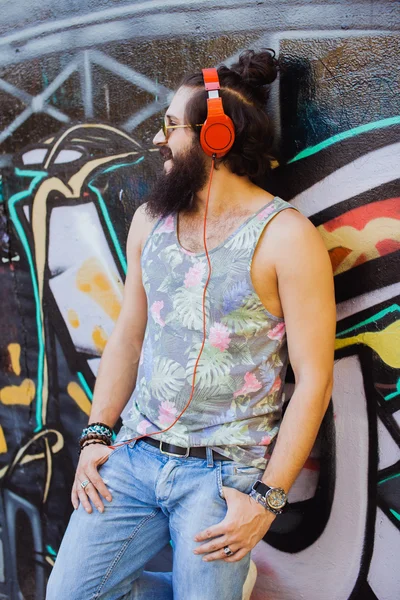 Ragazzo con ascolto di musica con cuffie — Foto Stock