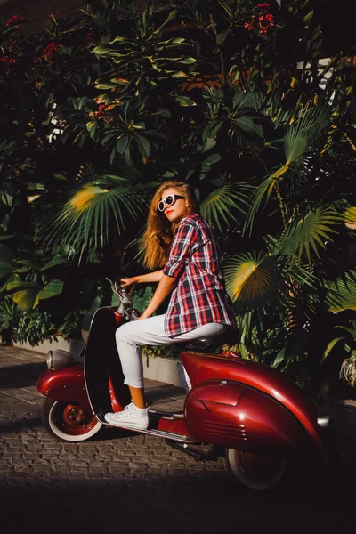 Hermosa chica en Vespa scooter — Foto de Stock