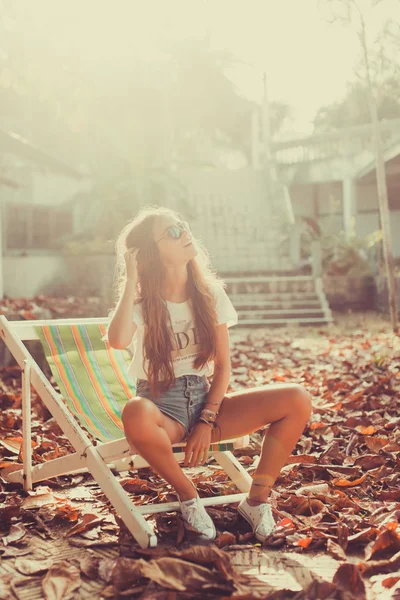 Young girl in jeans shorts — Stock Photo, Image