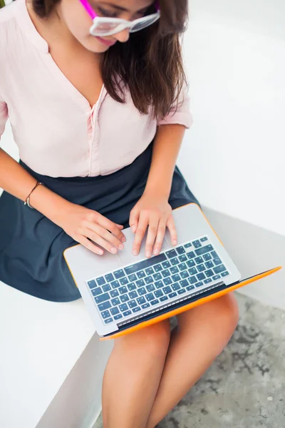노트북에서 일 하는 아름 다운 소녀 — 스톡 사진