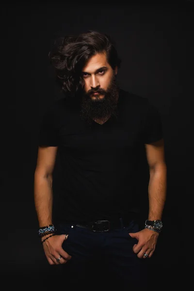siyah tişörtlü adam