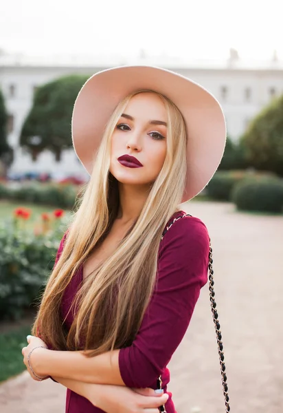 Fashionabla flicka med röda läppar — Stockfoto