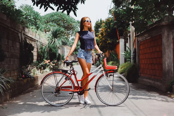 Girl posing with  vintage bicycle — Φωτογραφία Αρχείου