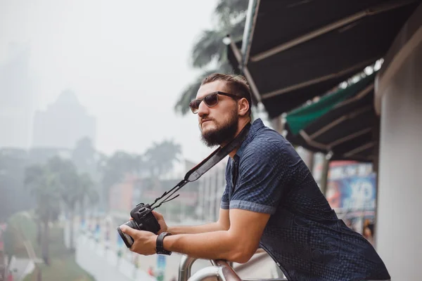 Felice giovane ragazzo con grande macchina fotografica — Foto Stock