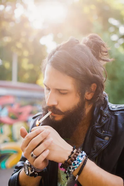 Homem fumando perto da parede — Fotografia de Stock