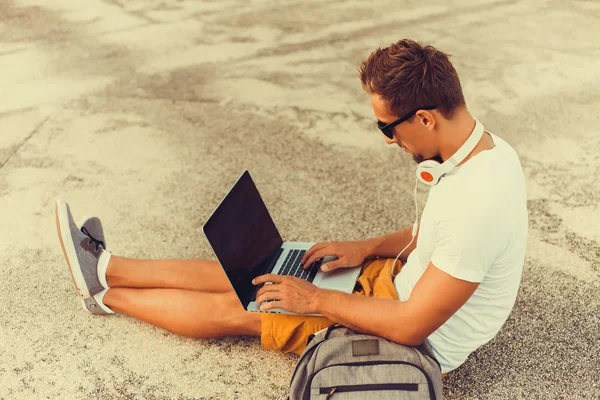 Giovane uomo che lavora su laptop — Foto Stock