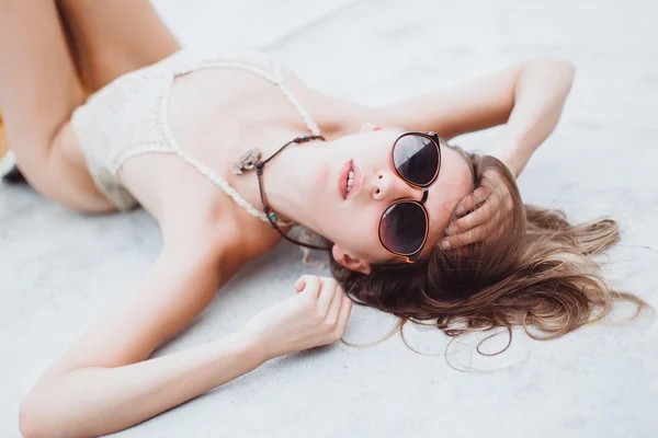 Schöne brünette Mädchen mit Sonnenbrille — Stockfoto