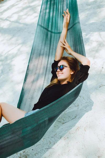 Chica joven descansando en hamaca — Foto de Stock