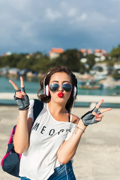 Girl in sunglasses listening to music — Stock Photo, Image