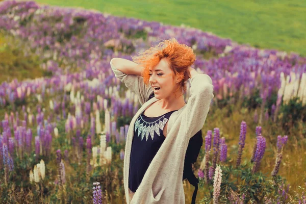 Fille aux cheveux roux dans un champ de lavande — Photo