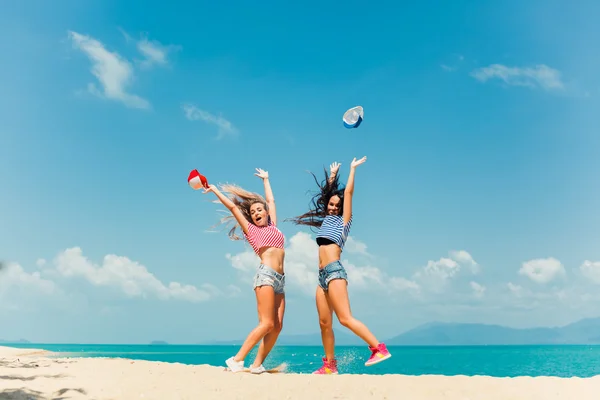 Hermosas chicas en la playa —  Fotos de Stock