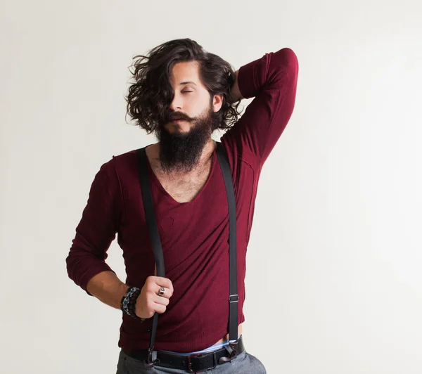 Joven con una chaqueta roja — Foto de Stock