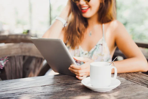 Woman in  cafe drinking coffee — Stock Photo, Image