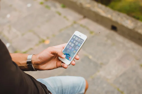 Joven sosteniendo un smartphone —  Fotos de Stock