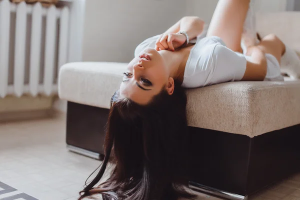 Chica posando en la habitación —  Fotos de Stock