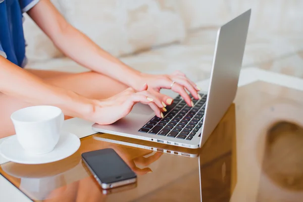 Bella donna utilizzando il computer portatile — Foto Stock