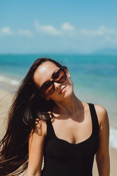 Beautiful girl  posing on sea — Stockfoto