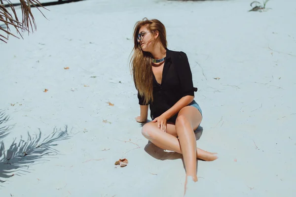 Ung flicka på stranden — Stockfoto