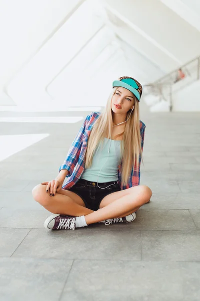 Young hipster beautiful woman — Stok fotoğraf